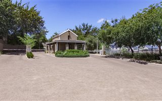 4 Bedroom House in Paryskloof