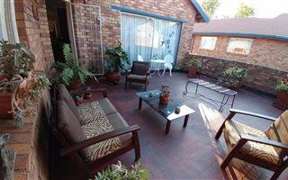 3 Bedroom Townhouse in Van Riebeeck Park
