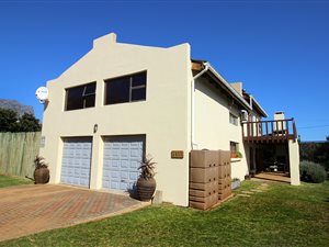 4 Bed House in Pringle Bay