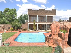 15 Bed House in Rosashof