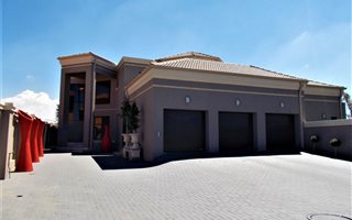 4 Bedroom House in Helderwyk