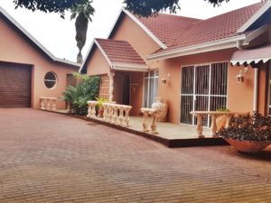 4 Bed House in Helikon Park