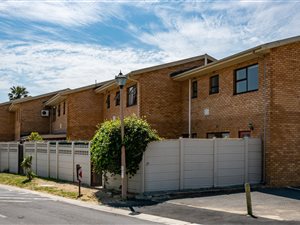 3 Bed Apartment in Gordons Bay Central