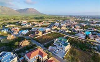 9 Bedroom House in Perlemoenbaai