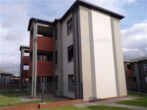 2 Bed Apartment in Rooihuiskraal North