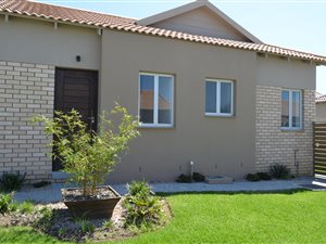 3 Bed Townhouse in Hansmoeskraal