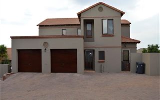 3 Bedroom Townhouse in Moreleta Park