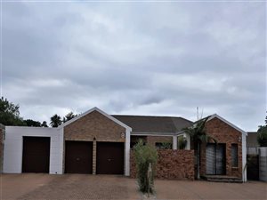 8 Bedroom House in Mikro Park