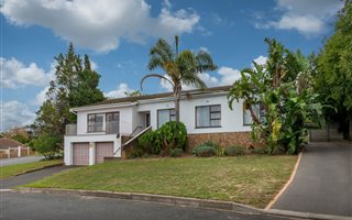 4 Bedroom House in Die Wingerd