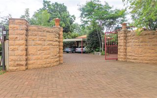 7 Bedroom House in Die Heuwel