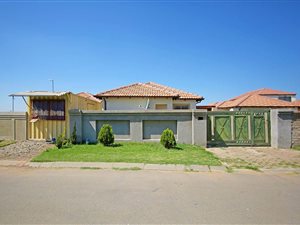 3 Bedroom House in Klippoortje