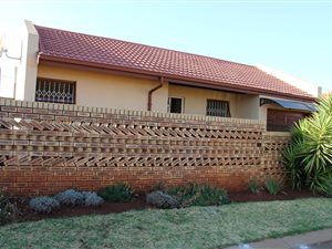 3 Bed House in Protea North