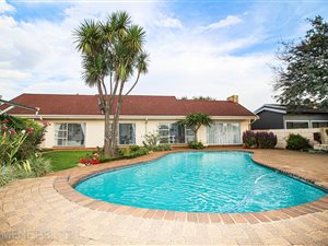 4 Bed House in Edelweiss
