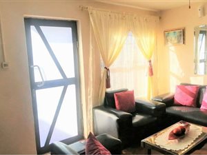 3 Bed Townhouse in Elsies River