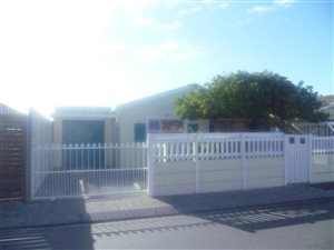 3 Bed House in Strandfontein