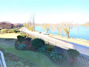 2 Bed Apartment in Florida Lake