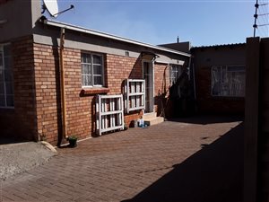 2 Bed Garden Cottage in Selection Park
