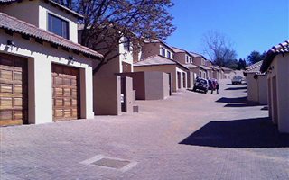 3 Bedroom Duplex in Noordheuwel