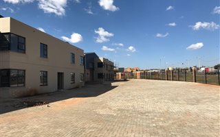 632 m² Industrial space in Clayville