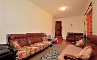 2 Bedroom Apartment in Van Riebeeck Park