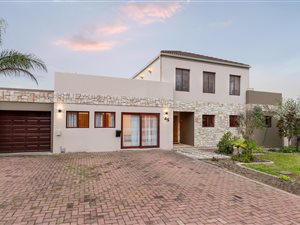 6 Bed House in Durbanville