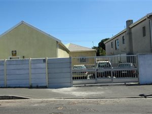 3 Bed Townhouse in Elsies River