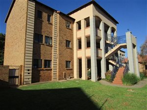 2 Bed Apartment in Die Hoewes