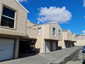 2 Bed Apartment in Wynberg