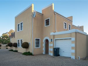 2 Bed Townhouse in Somerset West Central
