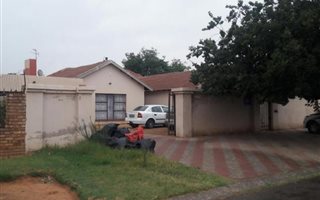 4 Bedroom House in Rheeder Park