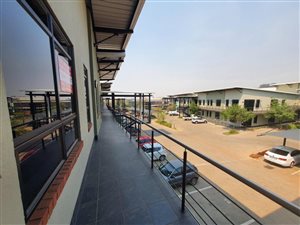 100 m² Commercial space in Die Wilgers