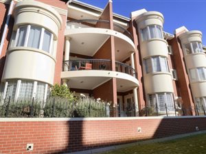 3 Bed Flat in Melrose North