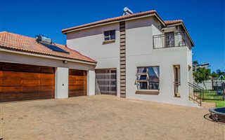 4 Bedroom House in Protea Ridge