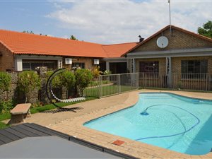 5 Bed House in Royldene