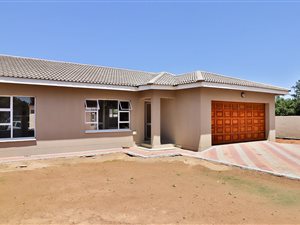 3 Bed Townhouse in Langenhoven Park