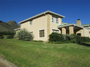2 Bed Townhouse in Clarens Golf And Trout Estate
