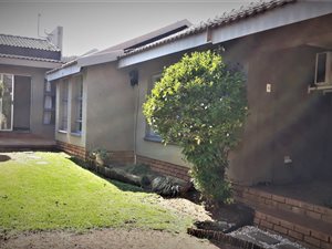 3 Bed Townhouse in Van Riebeeck Park