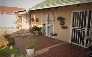 4 Bedroom House in Lilianton