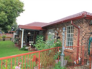 4 Bed House in Rooihuiskraal North