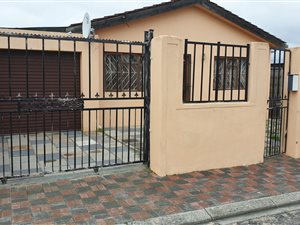 3 Bed House in Malibu Village