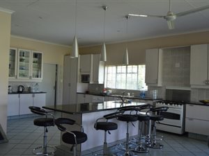 4 Bed Apartment in Miravaal