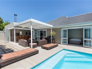 4 Bed House in Bergvliet