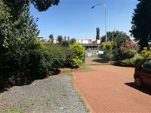 350 m² Commercial space in Die Hoewes