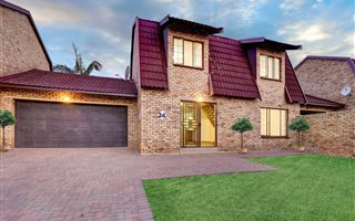 4 Bedroom Townhouse in Willowbrook