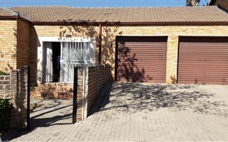 3 Bedroom Townhouse in Honeydew Manor