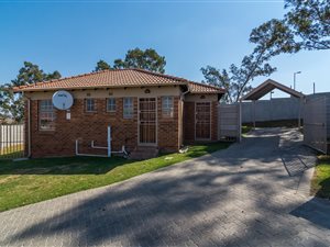 3 Bedroom House in Mnandi AH