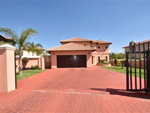 4 Bed House in Crescent Wood Country Estate