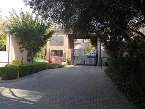 3 Bed Apartment in Paulshof