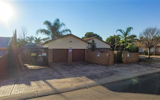 4 Bedroom House in Pierre van Ryneveld
