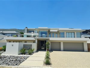 6 Bed House in Baronetcy Estate